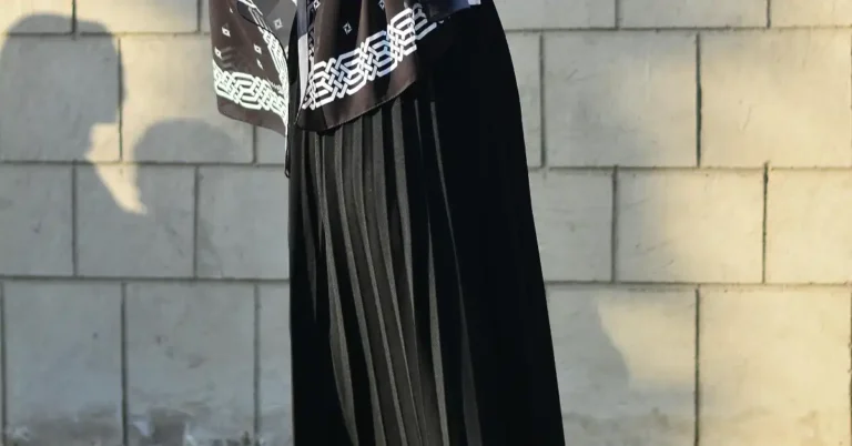 12+ Classy Black Pleated Skirt Outfit Ideas You’ll Love