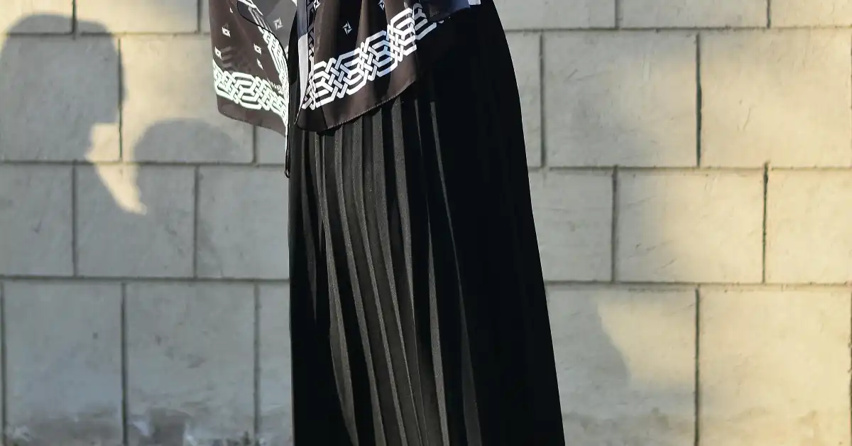 12+ Classy Black Pleated Skirt Outfit…