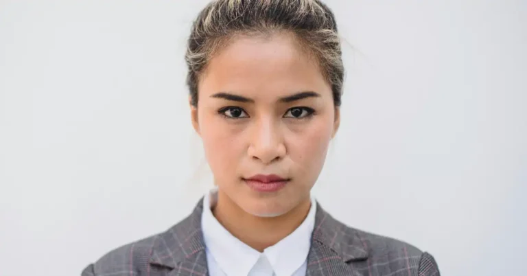 20+ Chic Professional Hairstyles For A Classy Everday Look