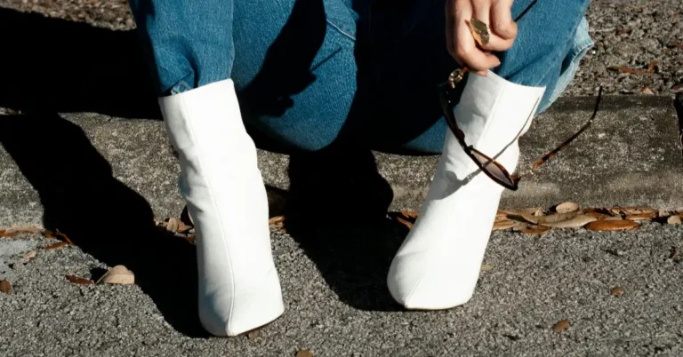 12+ Cute White Boots Outfit Ideas You’ll Be Obsessed With